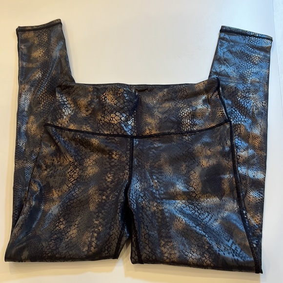 Mano b faux snake skin foil black metallic leggings size Medium ECU athleisure - Picture 4 of 8